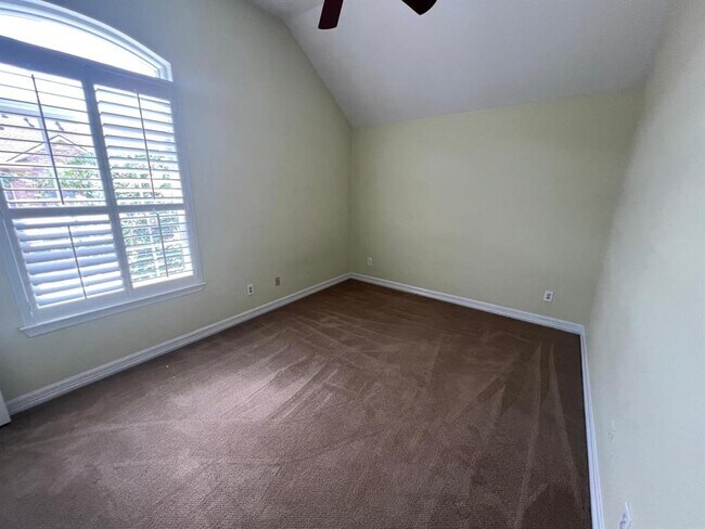 Building Photo - 1155 Enclave Square E