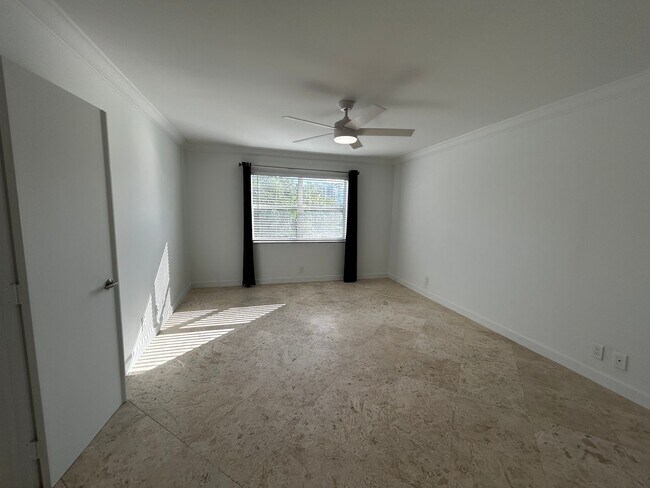 Building Photo - Large 1 Bedroom 1.5 Bath Condo - Steps from Fort Lauderdale Beach!