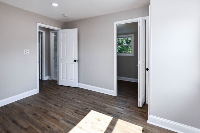 Building Photo - 4 Bedroom 2.5 Bathroom Open Floor Plan 3 S...