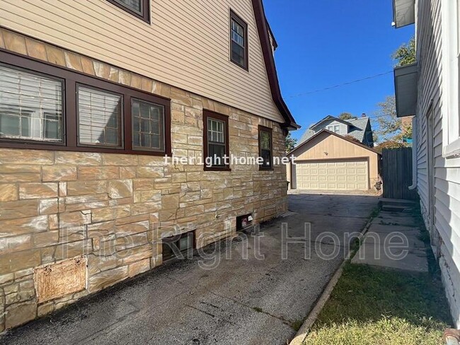 Building Photo - 2430 Redick Ave