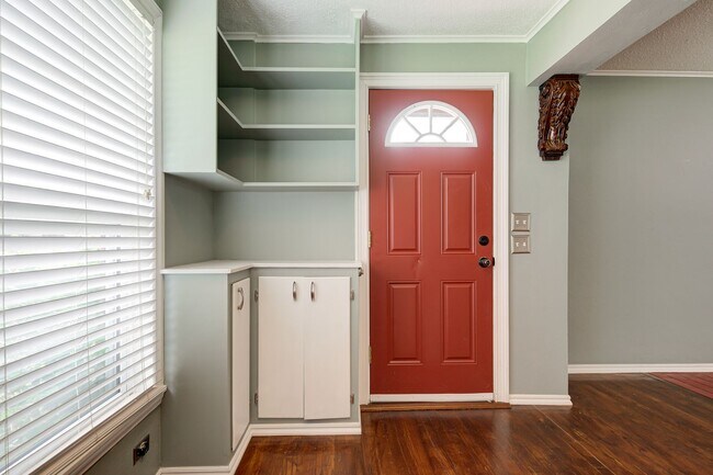 Building Photo - Super Cute Brick Home in Uptown OKC!
