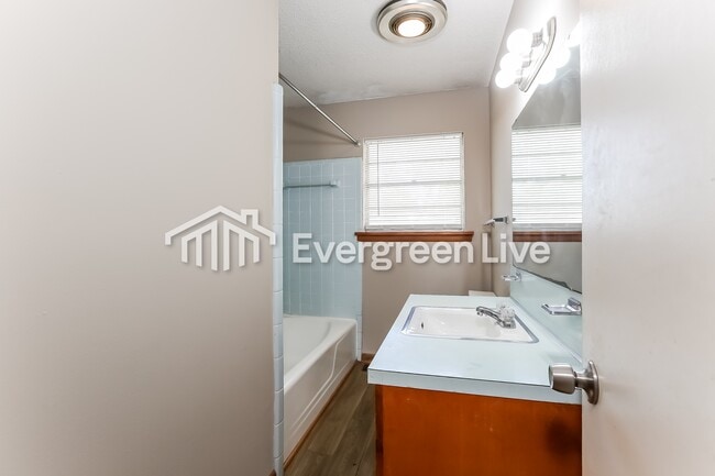 Building Photo - 805 W 58th St