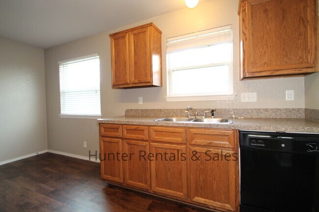Building Photo - Fabulous Five Bedrooms!
