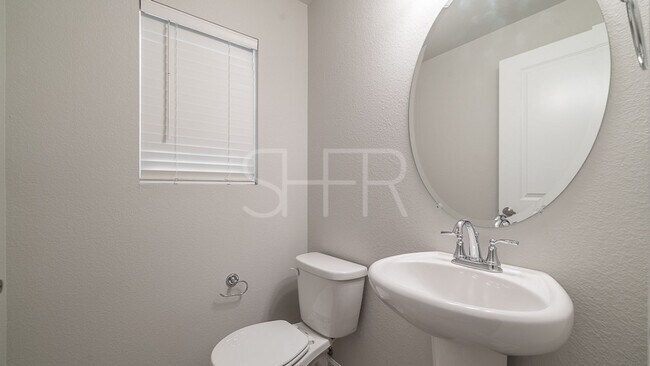 Building Photo - 3 Bedroom Townhouse in Wolf Ranch