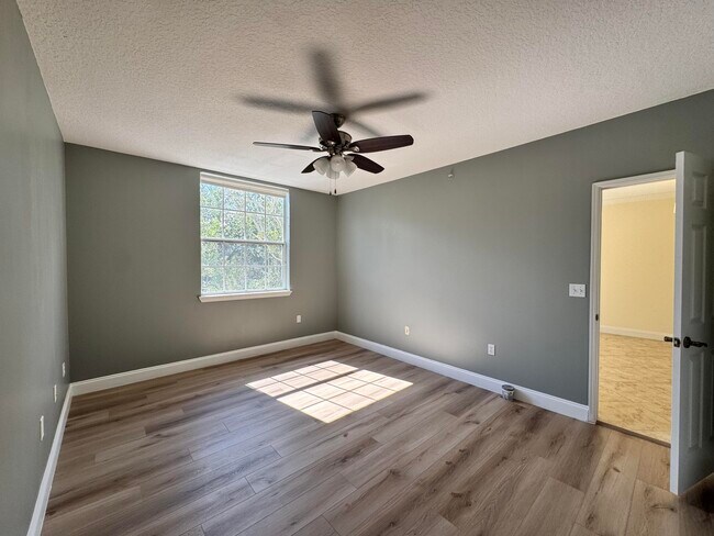 Building Photo - 580 S Sapodilla Ave