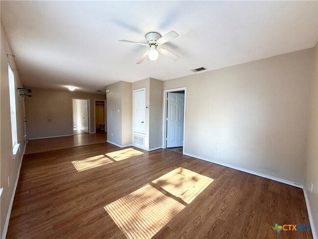 Building Photo - 898 Advance St