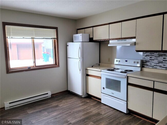 Building Photo - 1285 Bartosh Ln