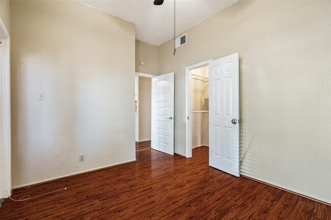 Building Photo - 807 W 25th St