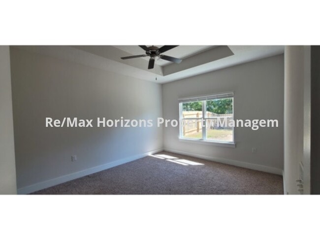 Building Photo - Great Arbor Place Home!