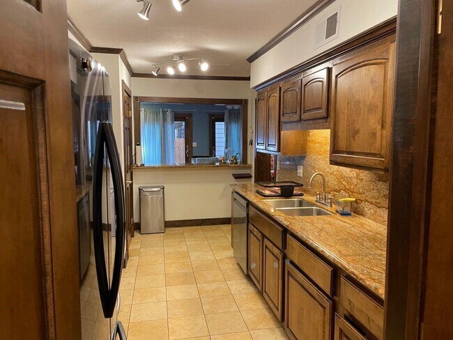 Building Photo - 452 N Post Oak Ln