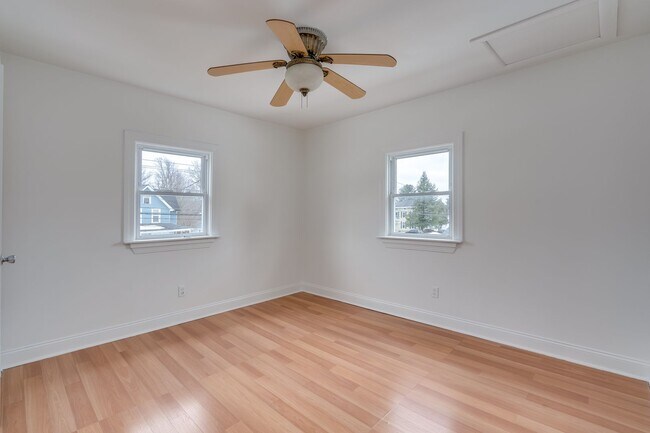 Building Photo - 149 Maple St