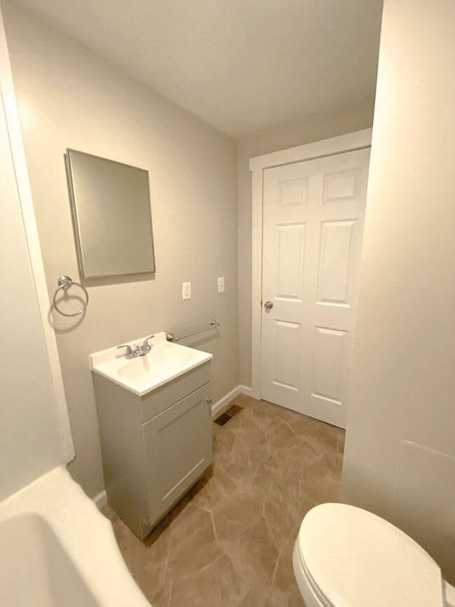 Building Photo - Charming 2-bedroom, 1 bath