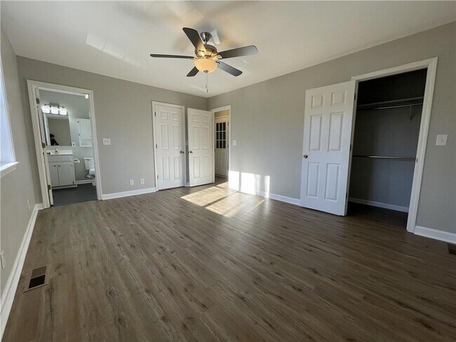 Building Photo - 3492 Point View Cir