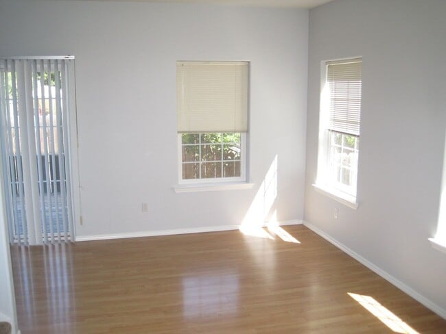 Building Photo - Beautiful Town Home for Rent