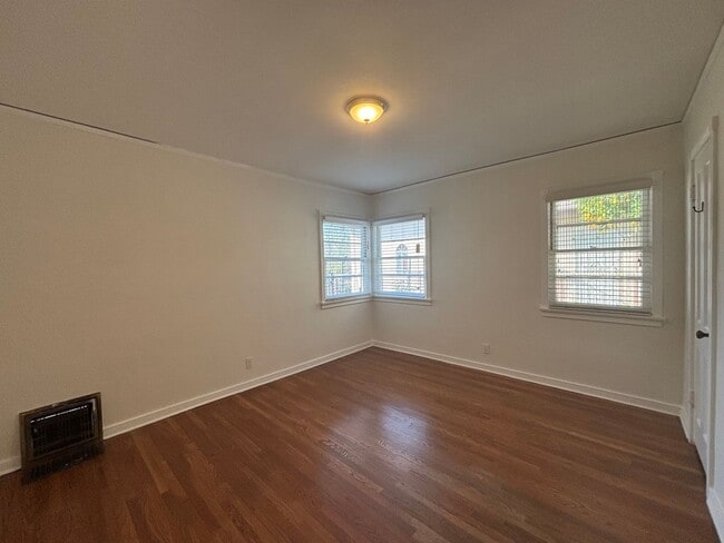 Building Photo - Beautiful 4 Bedroom 2.5 Bathroom SFR