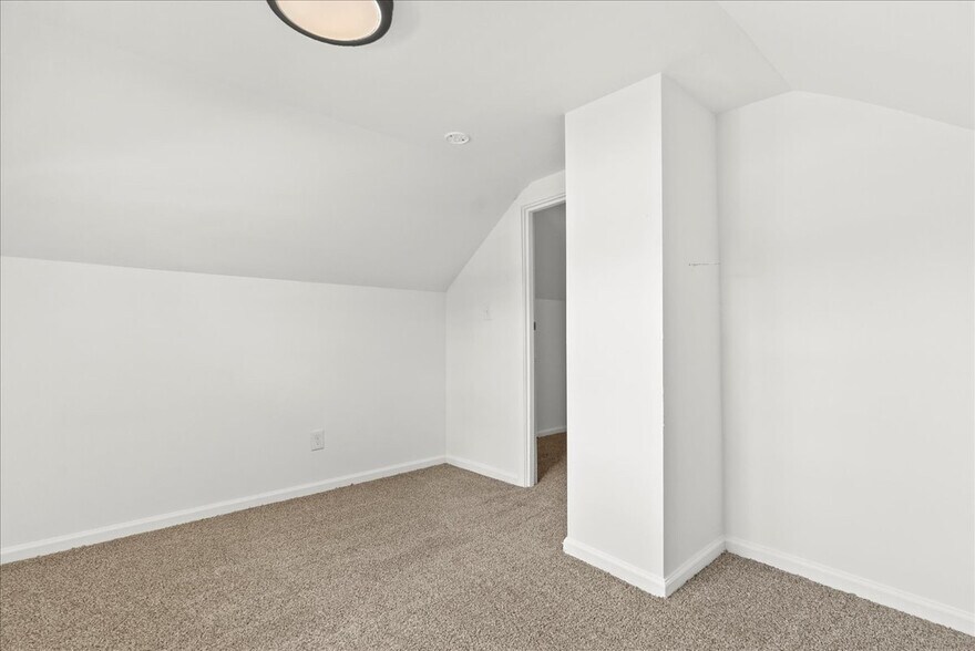 Building Photo - Room in House on Carlton Ave