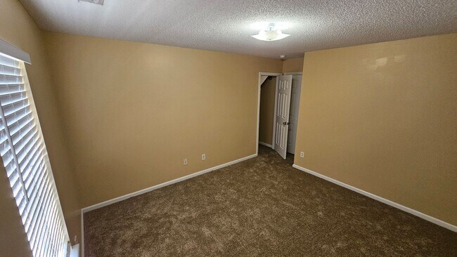 Building Photo - 3 Bedroom 2 Bath Townhouse