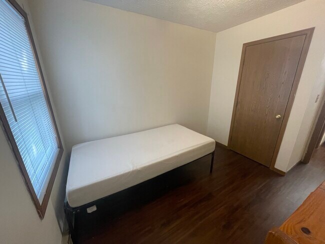 Building Photo - 420 S Chauncey