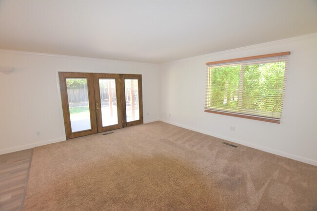 Building Photo - Beautiful 1,396 square foot home situated ...