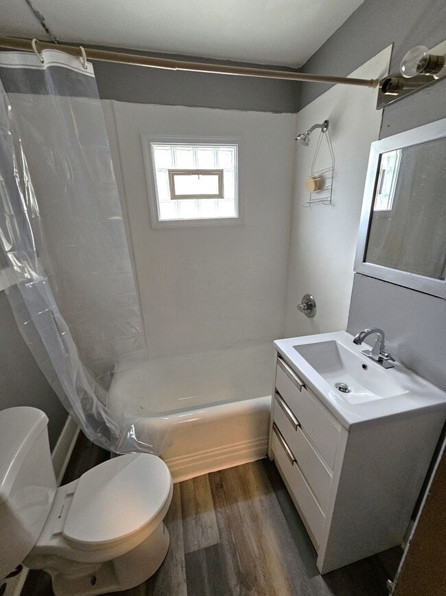Building Photo - FOR RENT- 4 bed home on Hope Ave, Pets ok ...