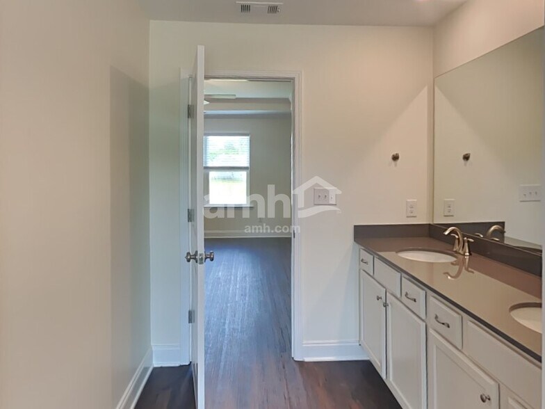 Building Photo - 902 Ronnie Rd