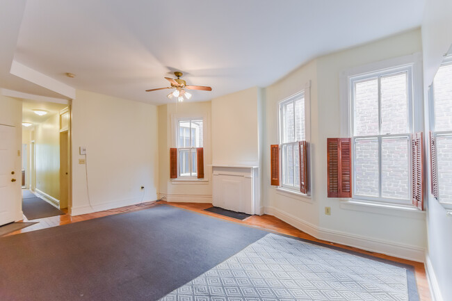 Large Great room - family room plus dinning room - 1617 W Grace St