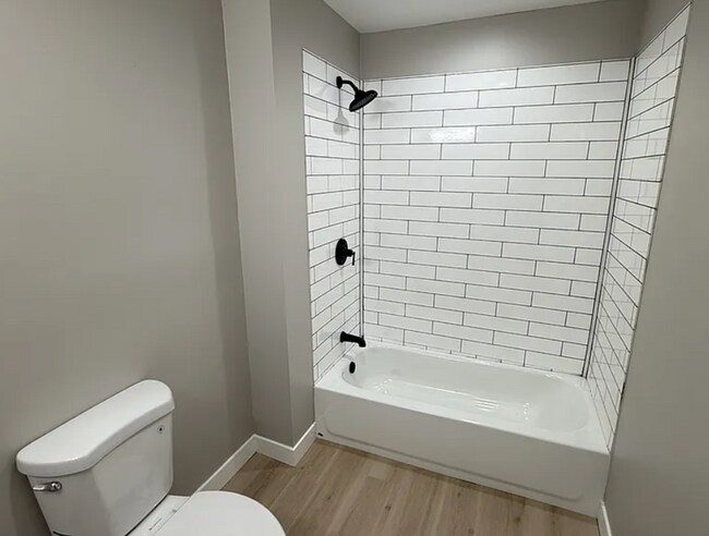 Building Photo - 3 bedroom 1 bathroom on a quiet street!