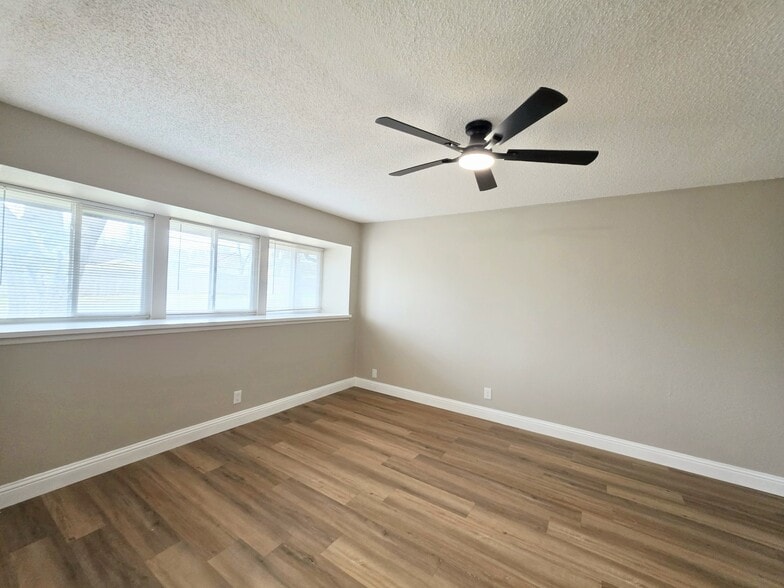 Building Photo - 1302 La Salle Dr