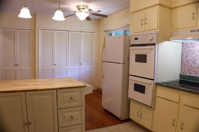 Building Photo - 109 Green Oak Dr