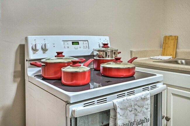 Building Photo - 7736 Sue Ellen Dr