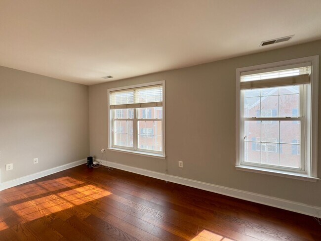 Building Photo - Charming 4 Bedroom/3.5 Bathroom Townhome with In-Unit Laundry in Pigtown, Baltimore, MD!