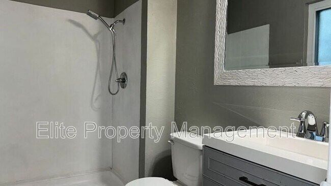 Building Photo - 4030 Ridge Dr