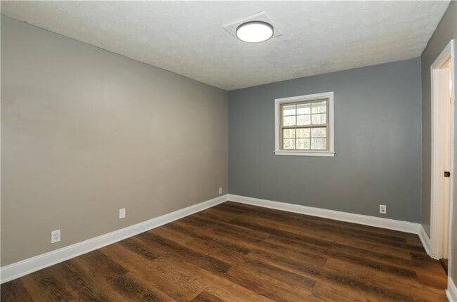 Building Photo - 3052 Riviera Dr