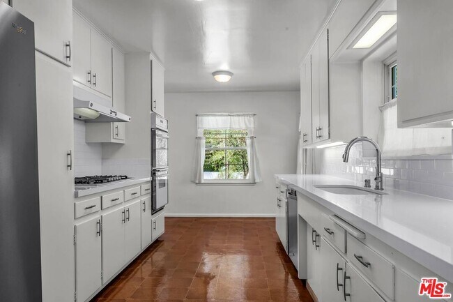 Building Photo - 315 26th St