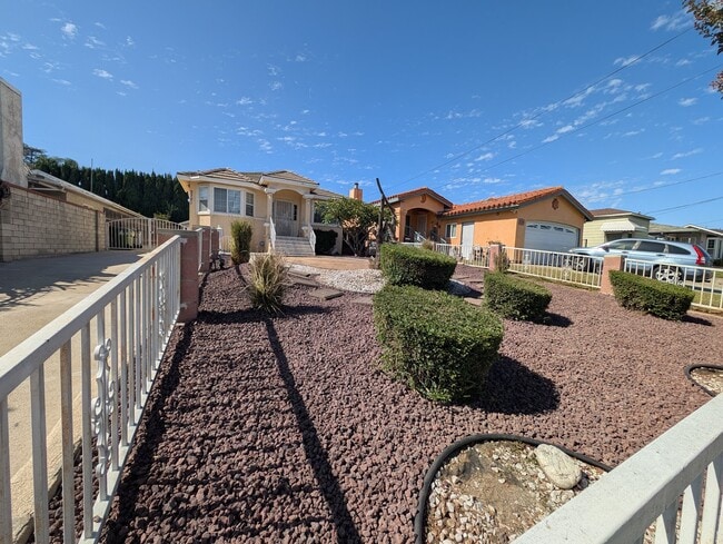 Building Photo - 2721 Montezuma Ave