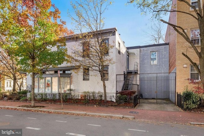 Building Photo - 721 D St NE