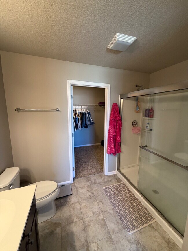 Building Photo - Charming 3-Bed 2.5-Bath Townhouse with Granite Finishes Near Jordan Creek Town Center