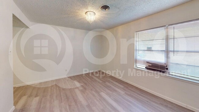 Building Photo - 910 S Mills Dr