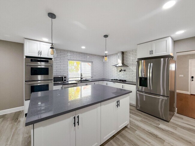 Building Photo - Newly Remodeled 3B 2BA Home w/ Putting Gre...