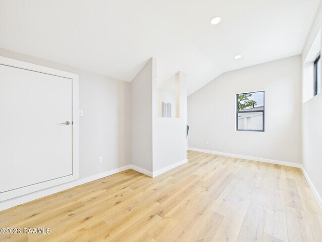 Building Photo - 1120 S Washington St