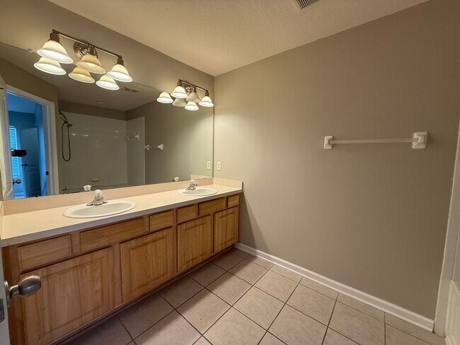 Building Photo - Beautiful home located inside gated commun...