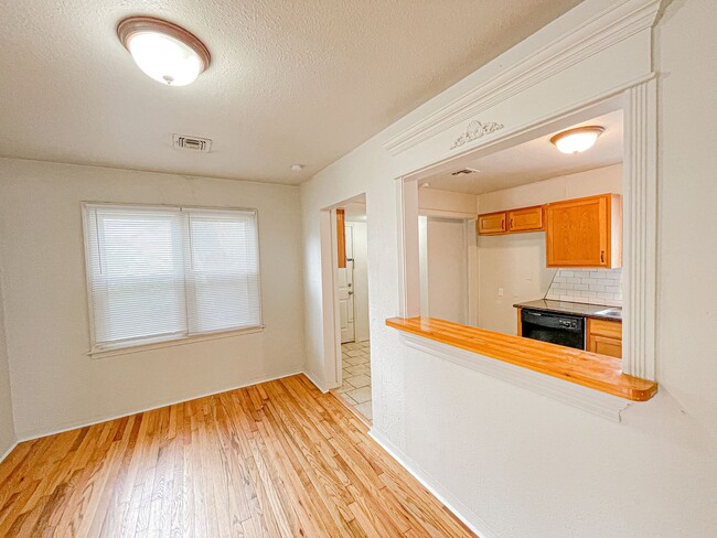 Building Photo - MOVE IN READY! Updated 2 Bed - 1 Bath NW OKC!