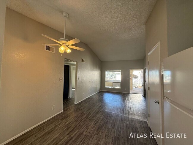 Building Photo - 465 W Ivyglen St