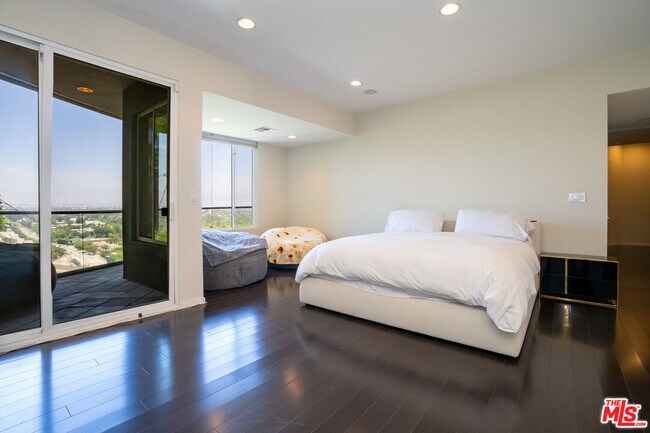 Building Photo - 3865 Buena Park Dr