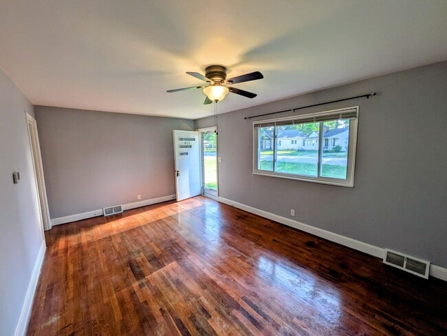Building Photo - 605 Oakhurst St