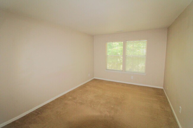 Building Photo - 2-Bedroom Condo on the Sugar Creek Greenway!