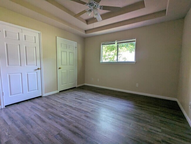 Building Photo - 12115 Royal Green Dr