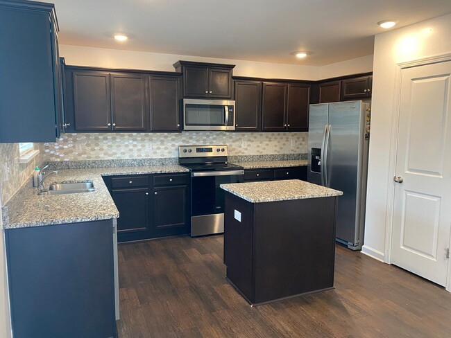 Building Photo - MOVE-IN READY!