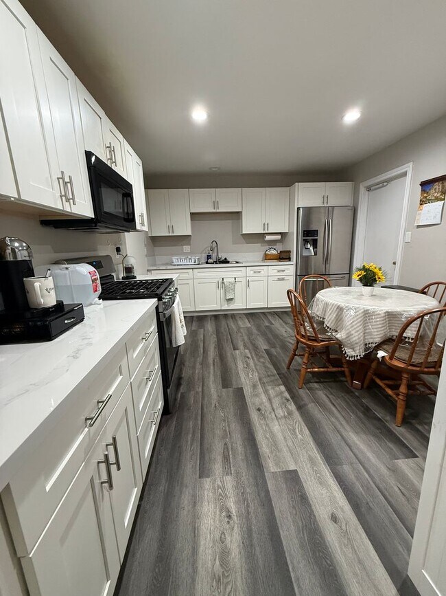 Building Photo - 3 bedroom townhome for rent in Paradise Hills $2,995