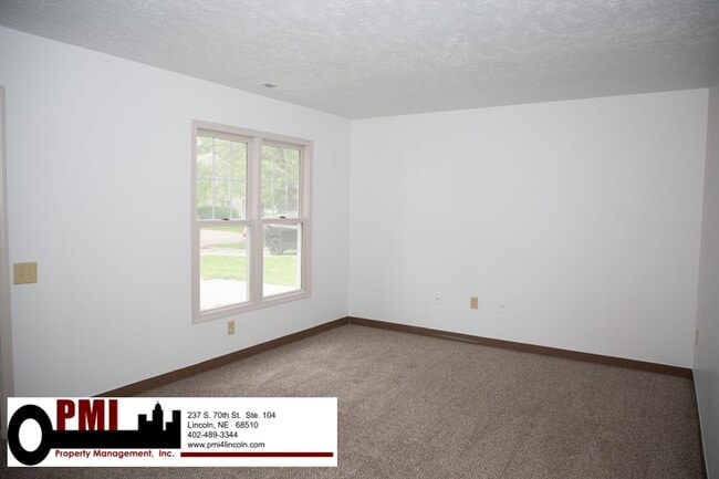 Building Photo - 2 Bedroom and 1 Bathroom Duplex Available ...